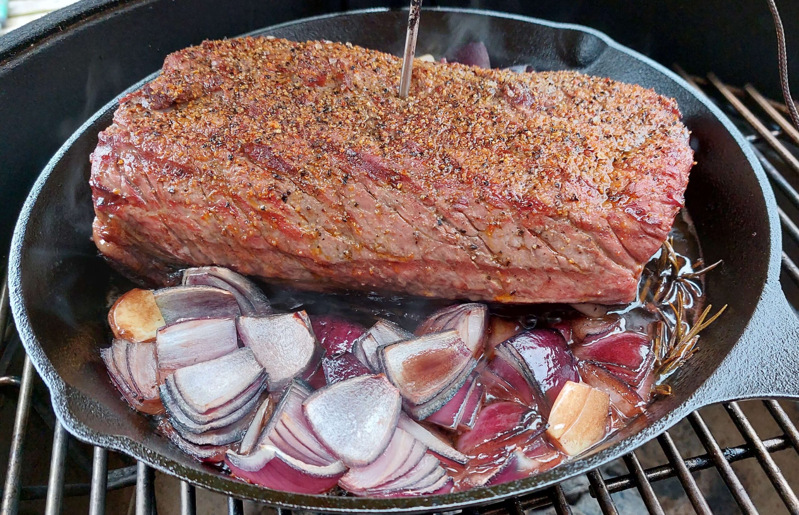 Roastbeef vom Keramikgrill mit Zwiebeln Knoblauch und Rosmarin