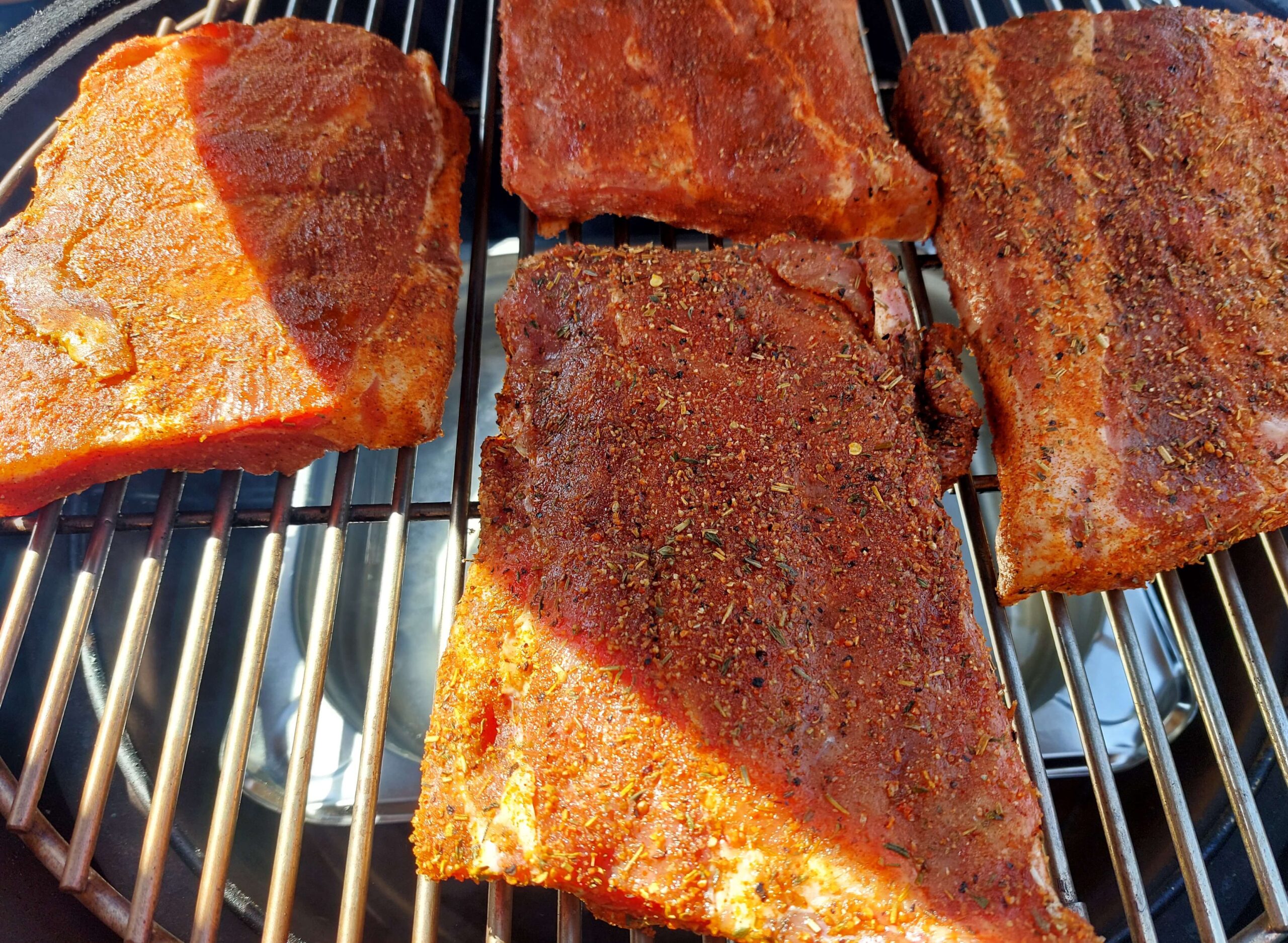 Spareribs auf dem Keramikgrill mit Wasserschale