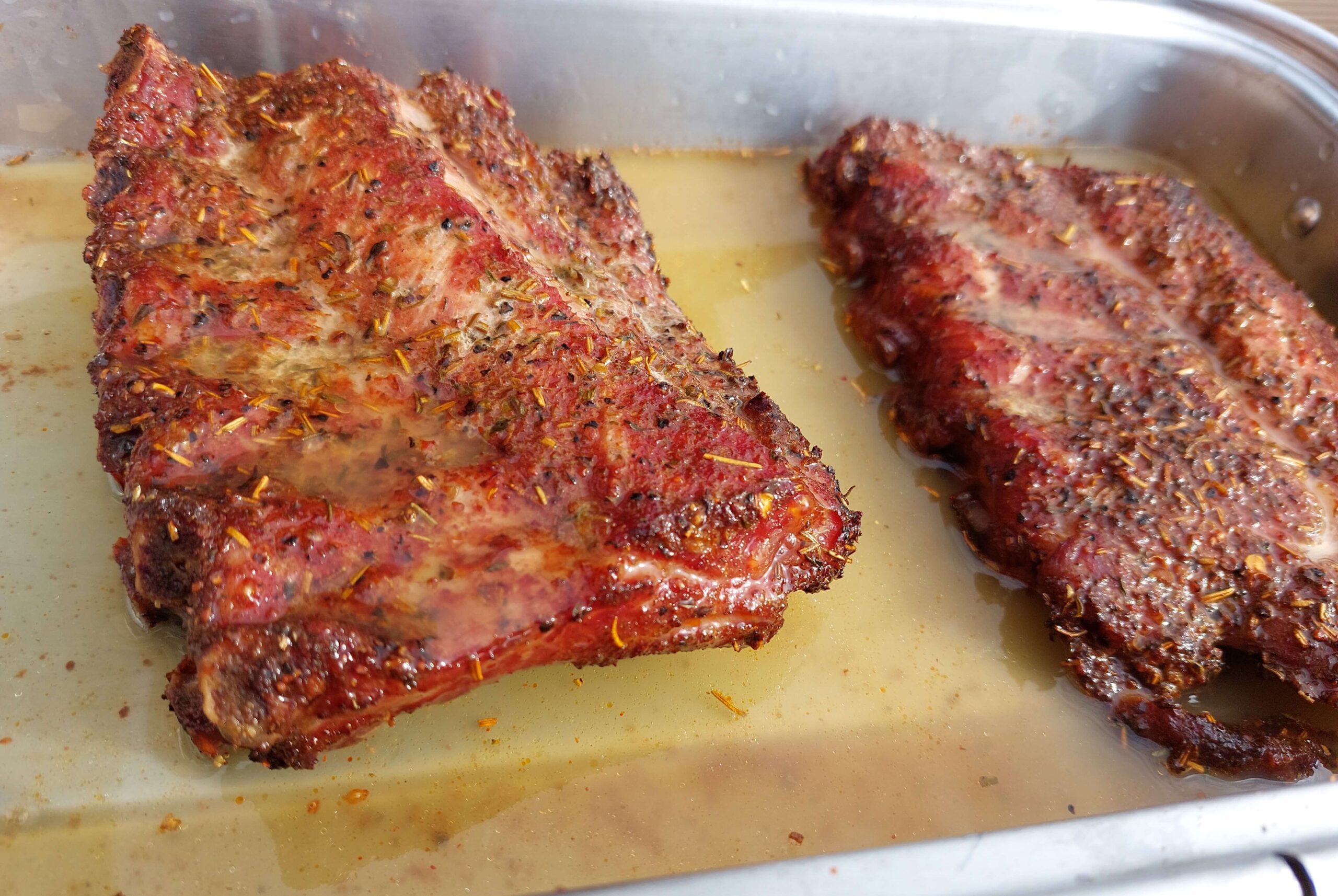 Spareribs in Schale mit Apfelsaft für die zweite Phase