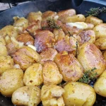 Angebratene Quetschkartoffeln mit Thymian und Knoblauch in Gusseiserner Pfanne vom Keramikgrill