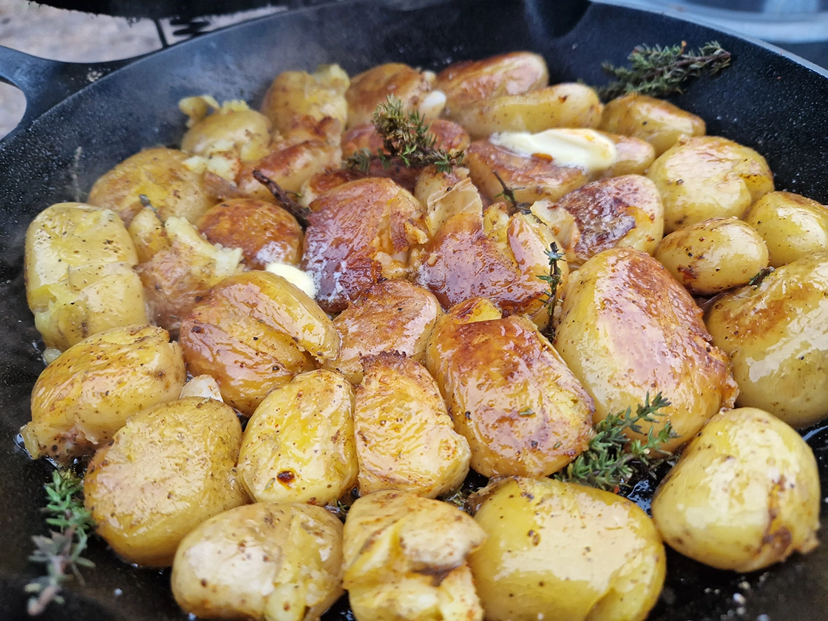 Angebratene Quetschkartoffeln mit Thymian und Knoblauch in Gusseiserner Pfanne vom Keramikgrill