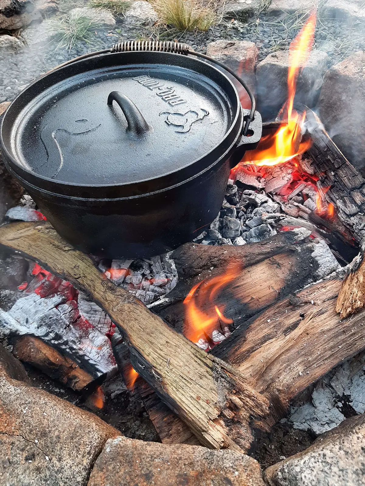 Dutch Oven in Feuerstelle